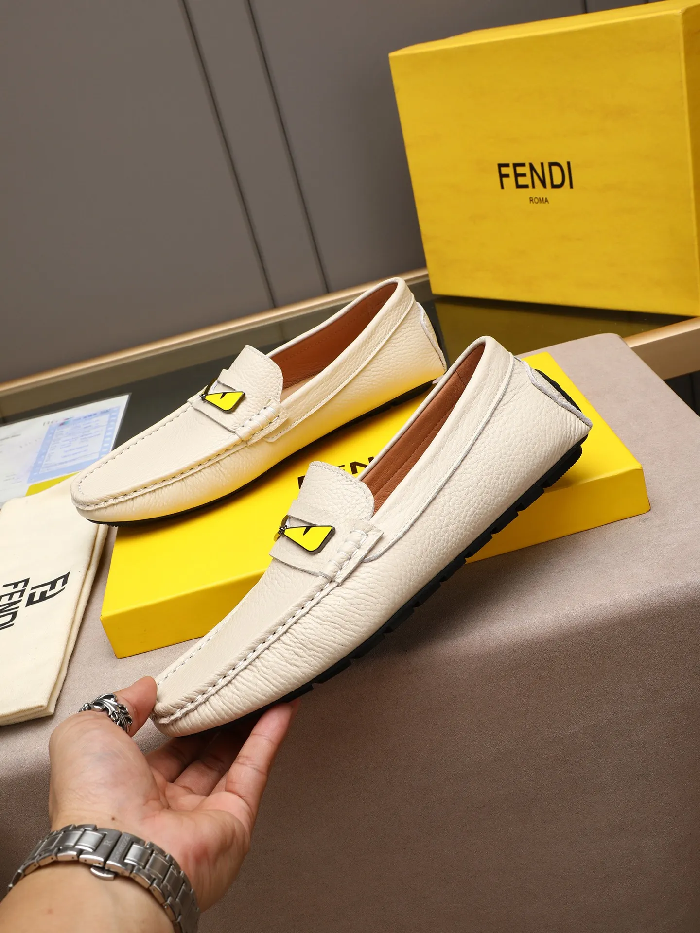 Men's shoes 💰400💰[FENDI] The little monster of Fendi F family, which is popular all over the world, is coming in a big way, the latest color, driving slip-on loafers, avant-garde and versatile fashion men's shoes, bun shoes, bean shoes👌👌👌 Private mold opening, 1:1 reproduction... The upper is made of first-layer cowhide, and the first-layer pigskin lining... is extremely comfortable, fashionable, simple, atmospheric and personalized [color] The side of the shoe is more refined, and the overall effect is handsome [ Turn in a circle][Turn in a circle]💭This hardware monster with eyes is not the popular version on the market🚳🚳Compared with the old model, it is more trendy, eye-catching and more classy🔰This summer, the little monster will subvert the old ideas and share the fashion with you🔱A must-have for fashionistas! Must keep it for yourself! Online outsole, high-end quality workmanship. Color: black, blue, white, red. Matching code: 38-44 (45 46 47 customized) (standard leather shoe size)